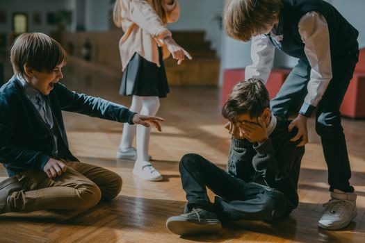 Aggressioni a scuola: il peso della sicurezza negli istituti