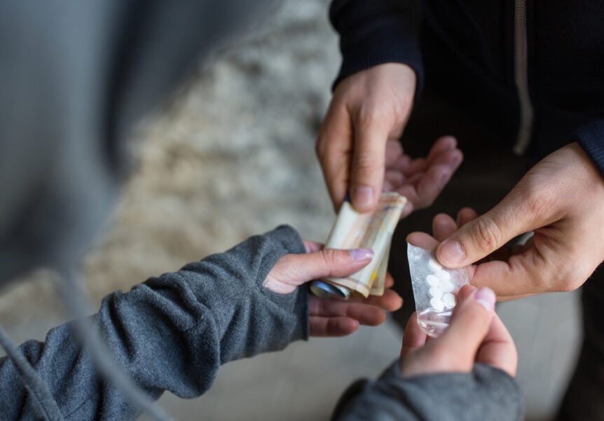 Droga tra gli under 18: i dati allarmanti e il ruolo della scuola