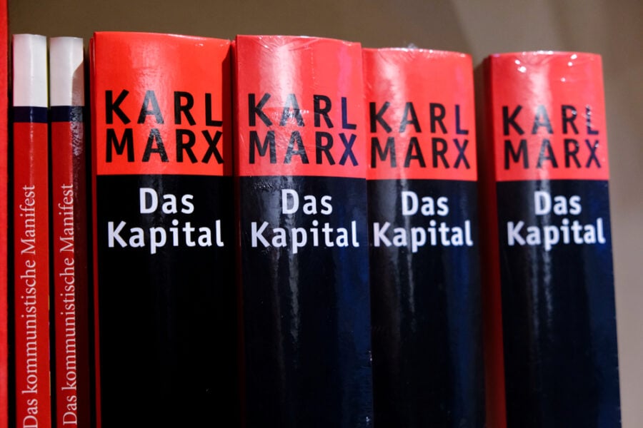 Nuove Indicazioni Licei: tornano Marx, Spinoza e Dante