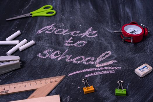 Riapertura scuole al 31 agosto: il dibattito sulla riforma scolastica