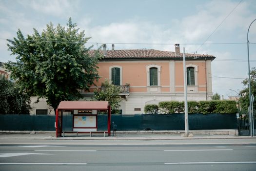 Scuola pubblica e identità: il dibattito sul ruolo dei valori