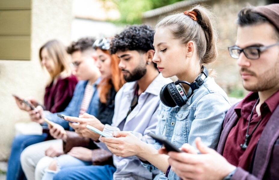 Smartphone a scuola: la ricerca che mette in discussione i divieti