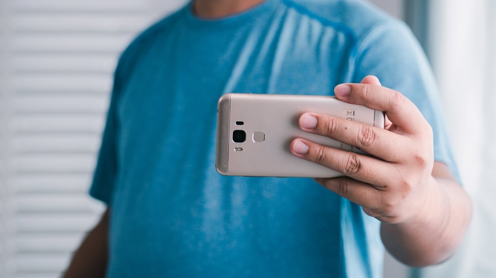 Smartphone ai minori di 14 anni: il dibattito sul divieto a scuola